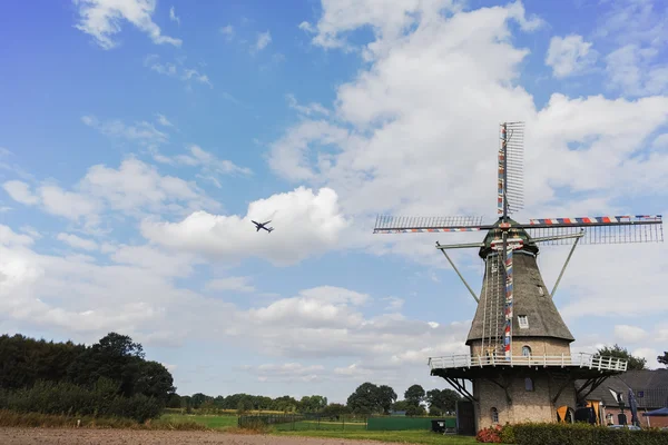 Molino de viento típico holandés de harina cerca de Veldhoven, Brabante Septentrional —  Fotos de Stock