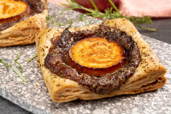 Fresh Baked Puff Tarts Caramelized Onion Goat Cheese Close — Stock Photo, Image