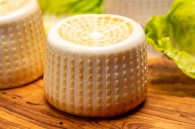 Peynir koleksiyonu, İtalyan usulü tütsülenmiş burrata peyniri mozzarelladan yapılmış, içinde krema bulunan bölge Apulia 'ya yakın.