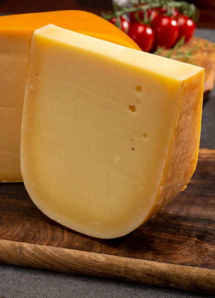 チーズコレクション オランダの牛乳から作られたオランダの熟したハードチーズを閉じる — ストック写真