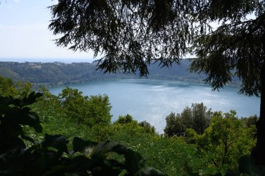 Yazın İtalya 'da Nemi, Castelli Romani, İtalya' da volkanik krater gölü manzaralı yeşil Alban tepeleri görülüyor.