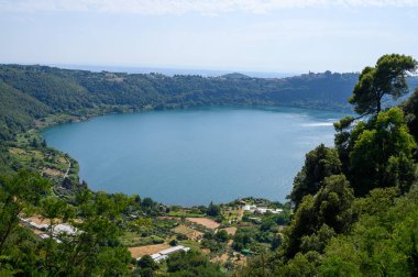 Yazın İtalya 'da Nemi, Castelli Romani, İtalya' da volkanik krater gölü manzaralı yeşil Alban tepeleri görülüyor.