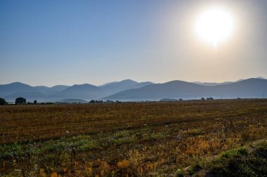 Yazın gündoğumunda tarlaları ve seraları olan çok verimli bir tarım vadisi olan Fondi Ovası 'na bakın.