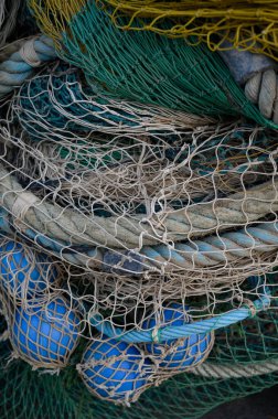 Gün batımında Terracina, Latina, İtalya 'nın kıyı kenti yakınlarındaki balıkçıların yakalama ve ağlarına bakın.