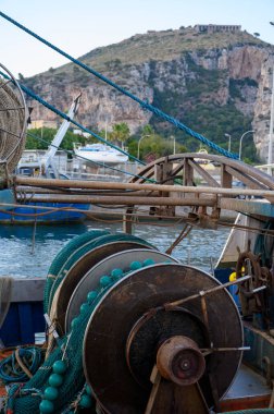 Gün batımında Terracina, Latina, İtalya 'nın kıyı kenti yakınlarındaki balıkçıların yakalama ve ağlarına bakın.
