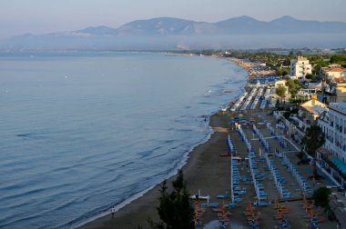 Ortaçağ 'ın küçük turistik kasabası Sperlonga' nın kumsal sahili ve deniz kıyısı, Latin, İtalya yaz gündoğumunda