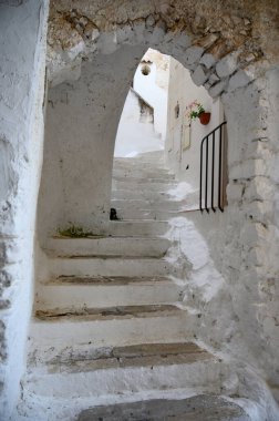 Orta çağ 'ın küçük turistik kasabası Sperlonga' daki beyaz merdivenler ve eski evler yazın gündoğumunda Latin İtalya 'nın Sperlonga kentinde