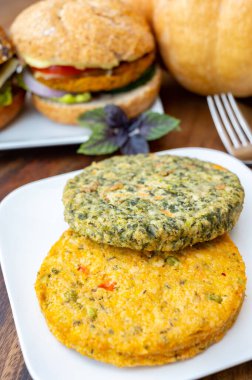 Taze ve sağlıklı vejetaryen hamburgerleri ızgara ıspanak ya da balkabağı burgerleri, organik çörekler ve sebzelerle yapıyorum.