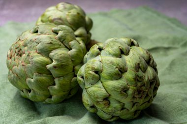 Olgunlaşmamış büyük yeşil küre enginar, sebzeler...