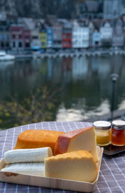 Peynir koleksiyonu, Belçika manastırı peyniri kahverengi tenli bira ve kaliteli otlarla yapılmış ve Maas nehri manzaralı Dinant, Wallonia, Belçika
