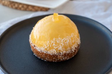 Fransız pastanesinden küçük sarı limonlu tart. Yaklaş.