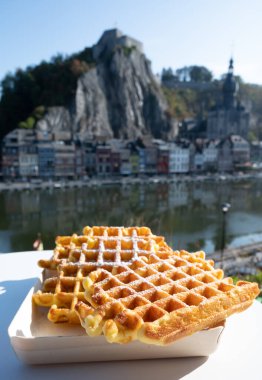 Belçika 'nın Dinant, Wallonia, Belçika' da Maas nehri manzaralı tatlı taze Belçika waffleları servis edilir.