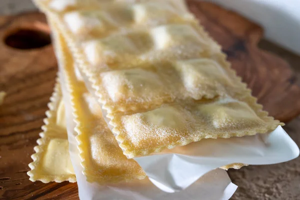 Ravioli Freschi Crudi Fatti Mano Con Quattro Formaggi Ripieni Gustosi — Foto Stock