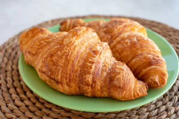 Zwei Französische Blätterteigcroissants Aus Der Bäckerei Aus Nächster Nähe — Stockfoto