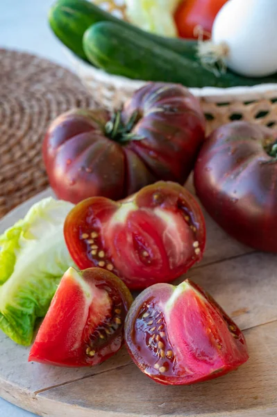 Making Fresh Green Salad Big Ripe Raddish Purple Heirloom Tomatoes — Stock Photo, Image