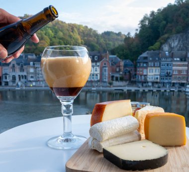Belçika manastırı birası ve trapist birayla yapılan peynirlerin tadı ve Maas nehri manzaralı güzel otlar Dinant, Wallonia, Belçika