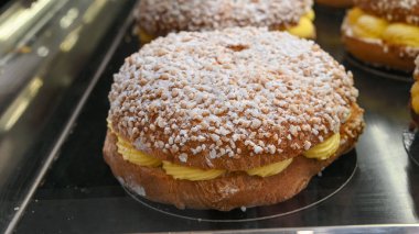 Saint-Tropez, Provence, Fransa 'daki şekerci dükkanında taze taze Fransız usulü tatlı turtalı tarte tropezienne.