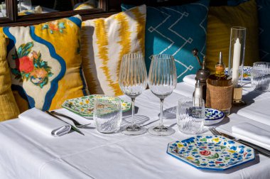 Öğle yemeğinden önce, masalı boş cafeler güneşli Saint-Tropez, Provence, Fransa 'da misafir bekliyor.