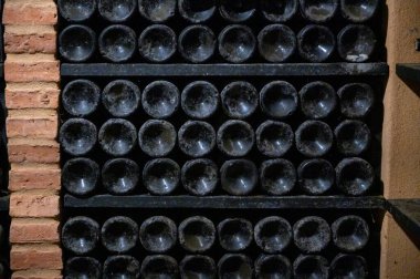 Portekiz 'in kuzeyinde, Vila Nova de Gaia, Portekiz' in eski mahzenlerinde kaliteli yakut ya da tawny porto şarabı şişeleri