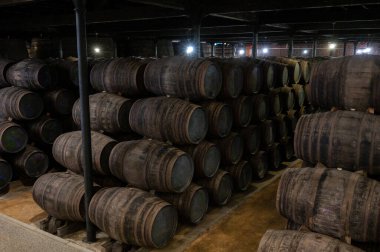 Portekiz 'in kuzeyindeki Vila Nova de Gaia' da güçlendirilmiş yakut ya da tawny porto şarabının yavaş yaşlanması için meşe ağacı fıçılarıyla dolu eski bir porto kulübesi.
