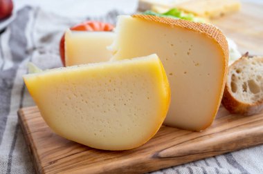 Peynir koleksiyonu, küçük delikli Fransız fol epi peyniri, etorki ve ossau iraty peynirleri.