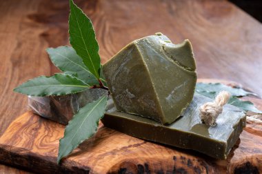 Provence, Fransa 'dan el yapımı yeşil biyo-sebze defne yaprağı sabunu.