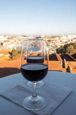 Farklı tahkim edilmiş tatlı yakutlarının, Douro nehrinin manzaralı tawny porto şaraplarının, Vila Nova de Gaia 'nın porto localarının ve Portekiz' in Porto şehrinin günbatımında tadına bakmak.
