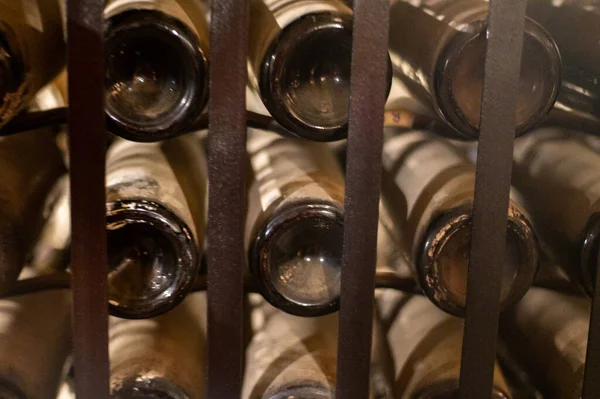 ポルトガルの北 ポルトガルのヴィラ ノヴァ ガイアの古いセラーで ヴィンテージの強化ルビーまたはタウニー ポルトワインのボトル — ストック写真
