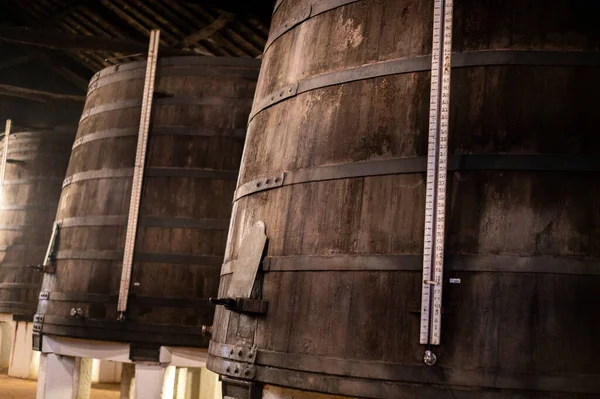 Vecchia Loggia Portuale Con File Botti Legno Quercia Lento Invecchiamento — Foto Stock