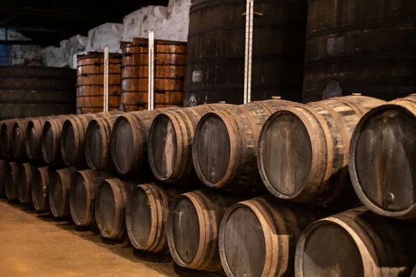 葡萄牙北部维拉新德盖亚的老港口城市 有一排橡木木桶 用于缓慢陈酿强化红宝石或黄褐色波尔图葡萄酒 — 图库照片