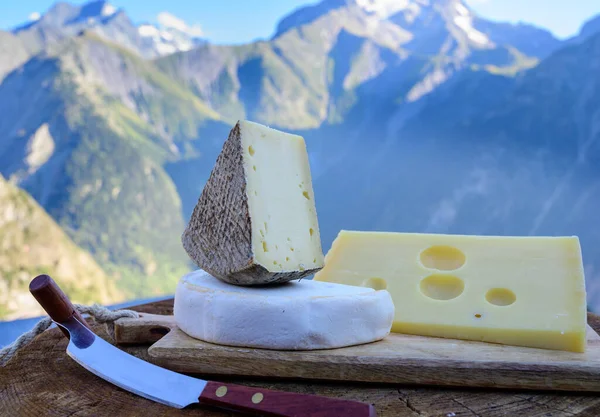 チーズコレクション フランスの精神 レブロション サヴォワ地方の屋外で提供され 夏にはアルパイン山の峰が背景にあります — ストック写真