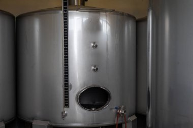 Portekiz 'deki Douro Vadisi' nde şarap üretimi, çelik variller, kırmızı, beyaz ve porto şarabı üretimi.