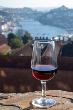 Farklı tahkim edilmiş tatlı yakutlarının, Douro nehrinin manzaralı tawny porto şaraplarının, Vila Nova de Gaia 'nın porto localarının ve Portekiz' in Porto şehrinin tadı.