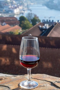 Farklı tahkim edilmiş tatlı yakutlarının, Douro nehrinin manzaralı tawny porto şaraplarının, Vila Nova de Gaia 'nın porto localarının ve Portekiz' in Porto şehrinin tadı.