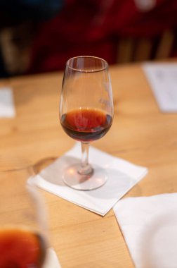 Porto, Portekiz 'deki şarap mahzenlerinde şarap kadehlerinde bulunan farklı güçlendirilmiş tatlı yakutunun profesyonel tatma, tawny port şarapları.