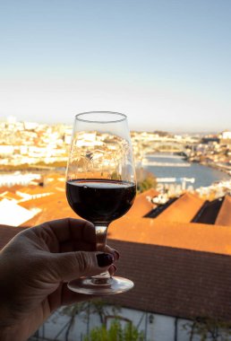 Farklı tahkim edilmiş tatlı yakutlarının, Douro nehrinin manzaralı tawny porto şaraplarının, Vila Nova de Gaia 'nın porto localarının ve Portekiz' in Porto şehrinin günbatımında tadına bakmak.