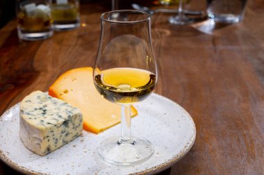 Farklı peynirleri sert alkollü içecekler, viski, konyak veya Calvados ile tatmak ve eşleştirmek.