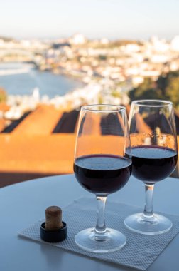Farklı tahkim edilmiş tatlı yakutlarının, Douro nehrinin manzaralı tawny porto şaraplarının, Vila Nova de Gaia 'nın porto localarının ve Portekiz' in Porto şehrinin günbatımında tadına bakmak.