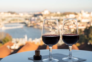 Farklı tahkim edilmiş tatlı yakutlarının, Douro nehrinin manzaralı tawny porto şaraplarının, Vila Nova de Gaia 'nın porto localarının ve Portekiz' in Porto şehrinin günbatımında tadına bakmak.