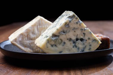 Peynir koleksiyonu, küflü peynir, peynirli krema, peynirli tatlı olarak sunulan incirli badem ekmeği.