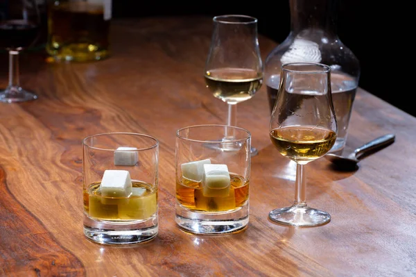 Bicchiere Degustazione Con Forte Bevanda Alcolica Whisky Cognac Armagnac Calvados — Foto Stock