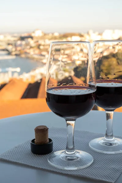 Farklı tahkim edilmiş tatlı yakutlarının, Douro nehrinin manzaralı tawny porto şaraplarının, Vila Nova de Gaia 'nın porto localarının ve Portekiz' in Porto şehrinin günbatımında tadına bakmak.