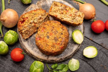 Sebze, fasulye ve baklagillerden yapılmış taze vejetaryen hamburgerler.