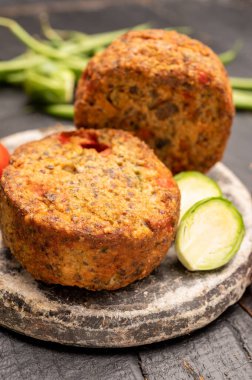 Sebze, fasulye ve baklagillerden yapılmış taze vejetaryen hamburgerler.