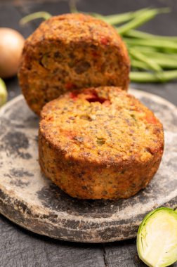 Sebze, fasulye ve baklagillerden yapılmış taze vejetaryen hamburgerler.