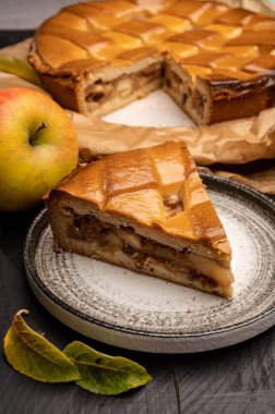 Taze elmalı pasta ya da turta, içi elma, kuru üzüm ve tarçınla dolu.