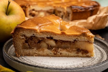 Taze elmalı pasta ya da turta, içi elma, kuru üzüm ve tarçınla dolu.