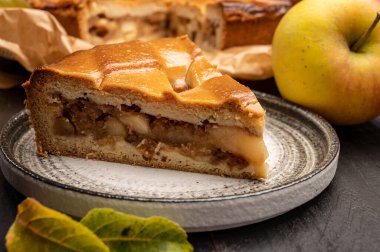 Taze elmalı pasta ya da turta, içi elma, kuru üzüm ve tarçınla dolu.