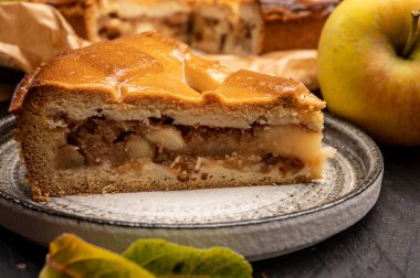 Taze elmalı pasta ya da turta, içi elma, kuru üzüm ve tarçınla dolu.