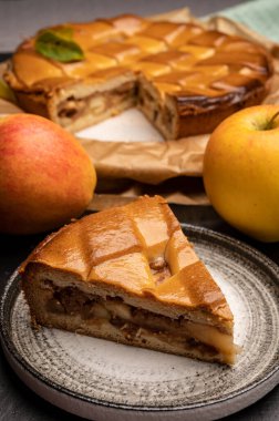 Taze elmalı pasta ya da turta, içi elma, kuru üzüm ve tarçınla dolu.